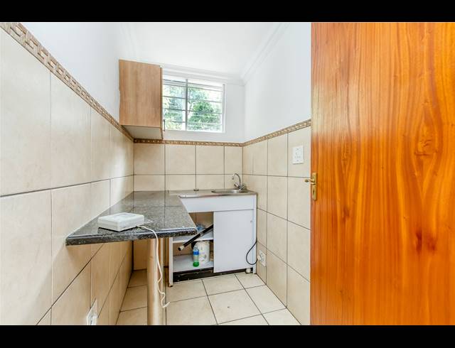 M² OFFICE TO LET IN THE GARDENS